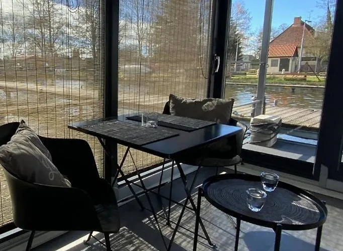 Unique Water Stay Tiny Hausboot Fuer 2 Personen