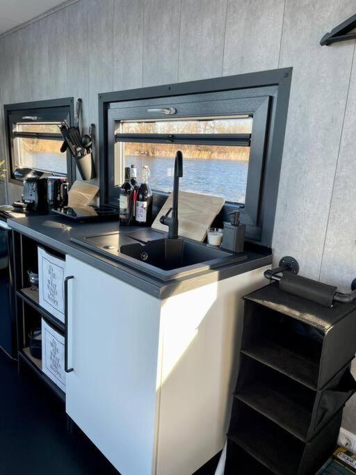 Botel Unique Water Tiny Hausboot Für 2 Personen Zehdenick